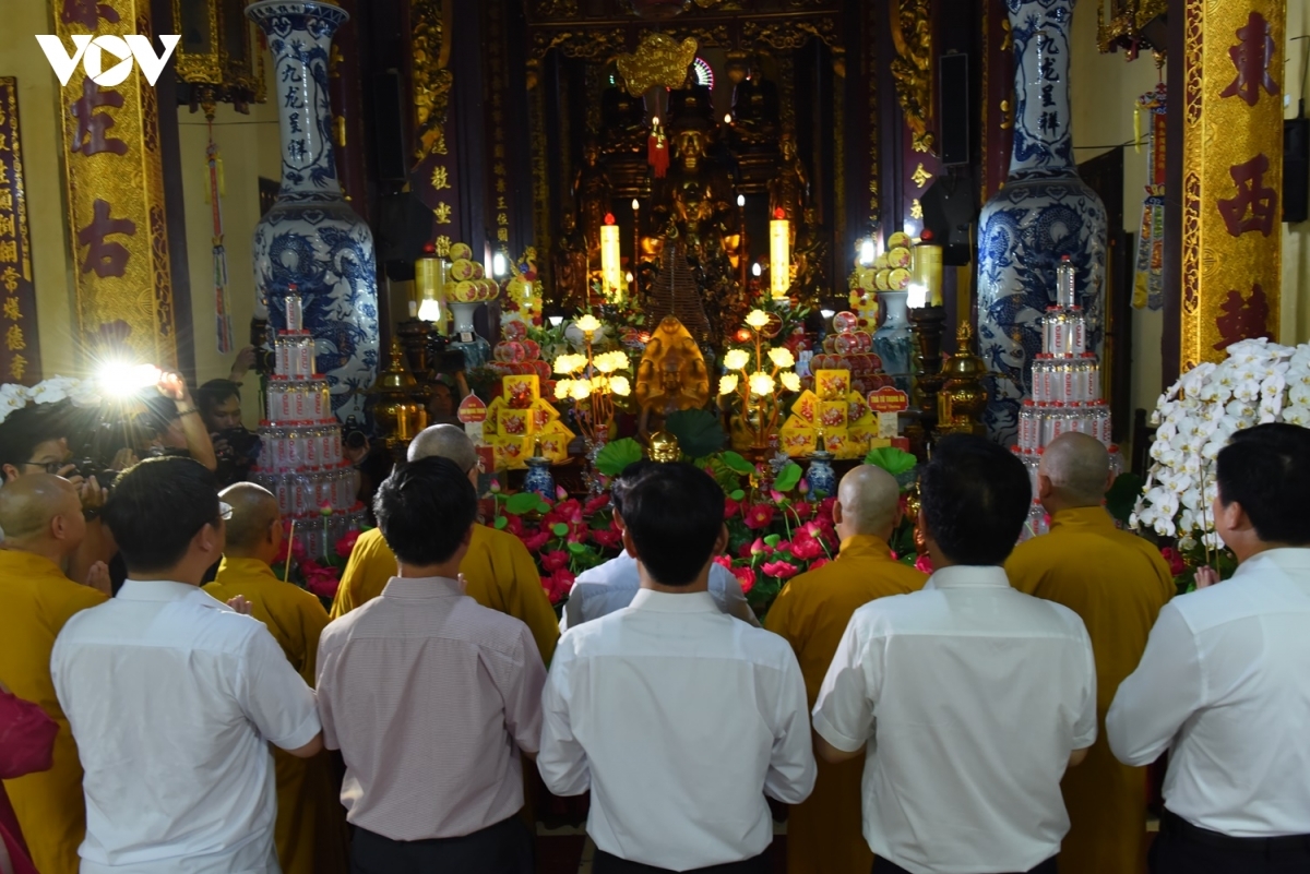 Các đại biểu thắp hương tại Ban Tam bảo chùa Quán Sứ.