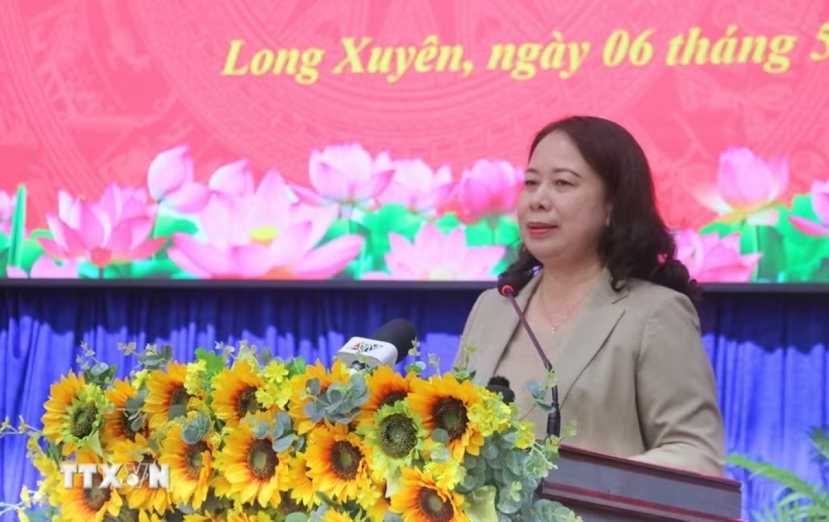 Phó Chủ tịch nước Võ Thị Ánh Xuân phát biểu tại buổi tiếp xúc cử tri phường Long Xuyên và xã An Châu, tỉnh An Giang. Ảnh: Công Mạo/TTXVN