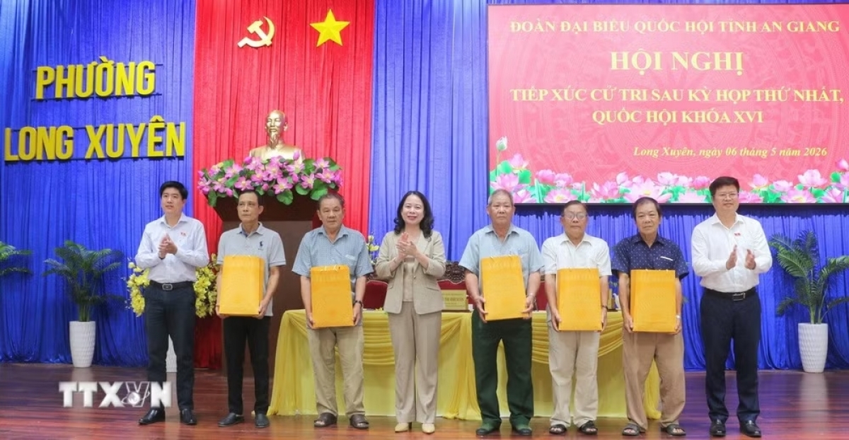 Phó Chủ tịch nước Võ Thị Ánh Xuân và Đoàn đại biểu Quốc hội đơn vị số 4 tỉnh An Giang đã trao tặng các phần quà cho các gia đình chính sách có hoàn cảnh khó khăn trên địa bàn. Ảnh: Công Mạo/TTXVN