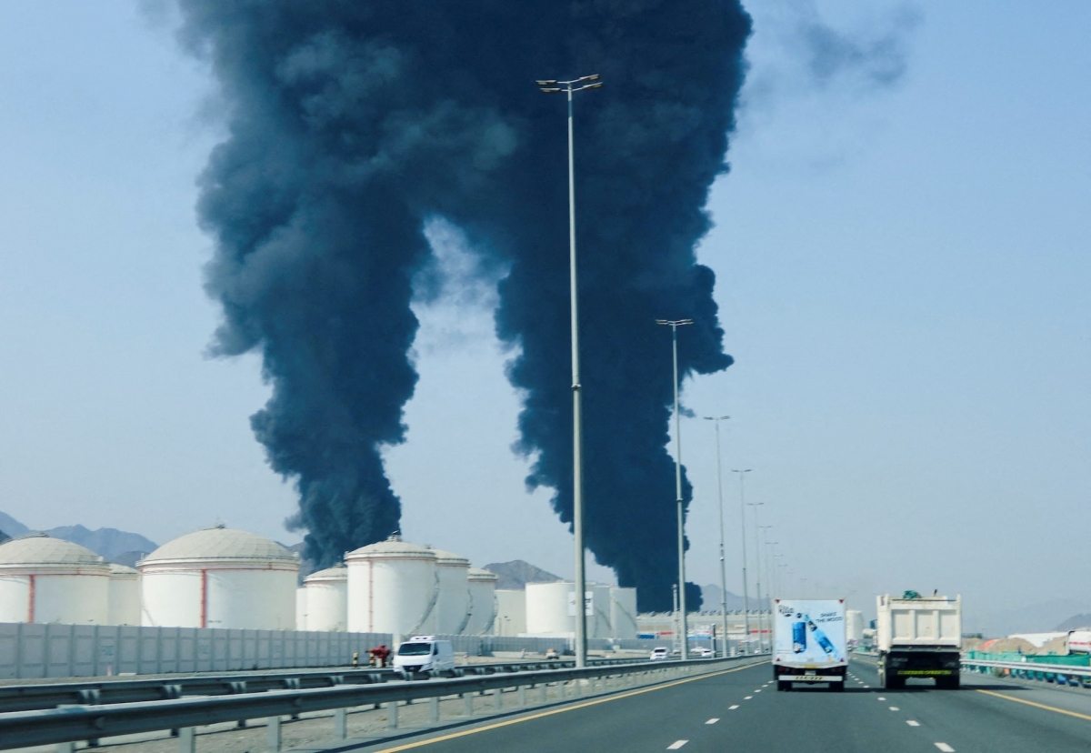 Se observan columnas de humo en la zona industrial petrolera de Fujairah, en EAU, el 14 de marzo de 2026. Foto de archivo: REUTERS