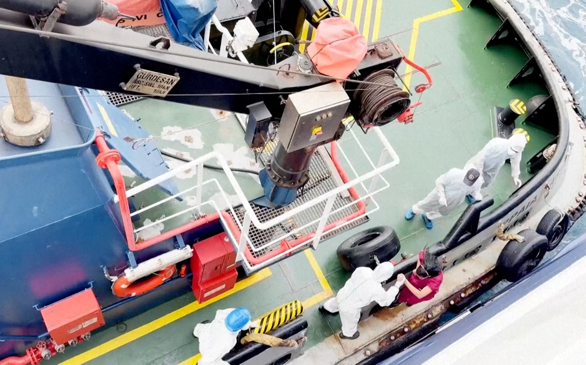 Медицинский персонал высаживается с круизного лайнера MV Hondius под голландским флагом, стоящего на якоре у мыса Верде 4 мая 2026 года, после того как три пассажира скончались, а несколько других серьезно заболели в результате предполагаемой вспышки хантавируса. Фото: Qasem Elhato/AP