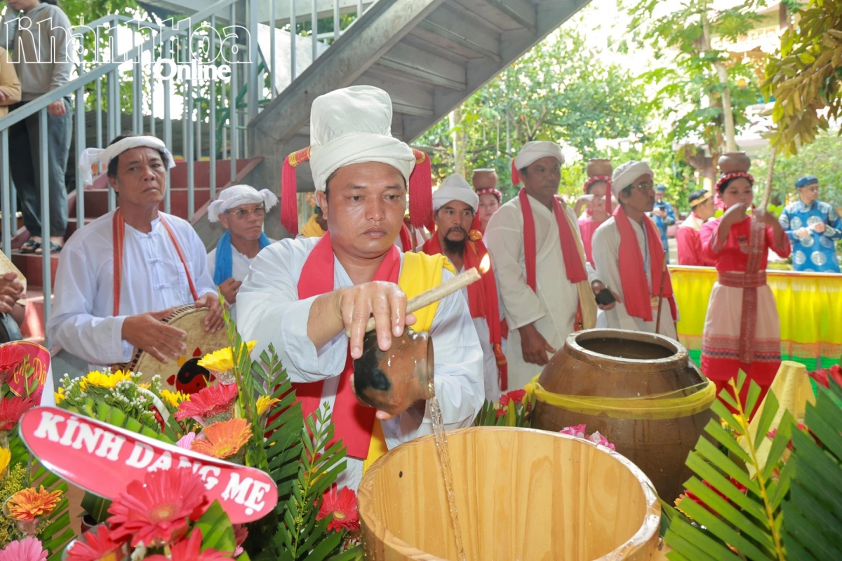 Một vị chức sắc người Chăm thực hiện nghi thức lấy nước. Ảnh: baokhanhhoa.vn