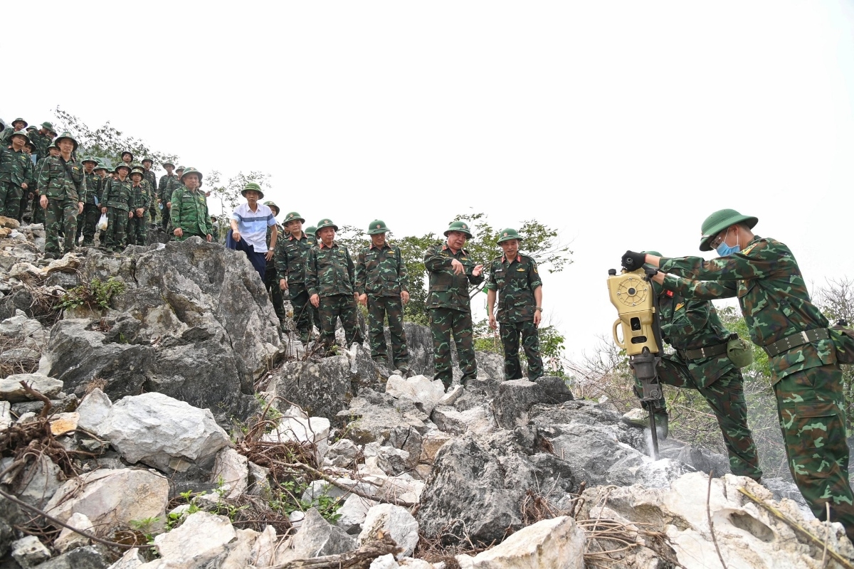 烈士遺骨の捜索・収容に関する訓練を行う<br>
（写真：Hoang Trung/VOVの西北部地域の特派員）