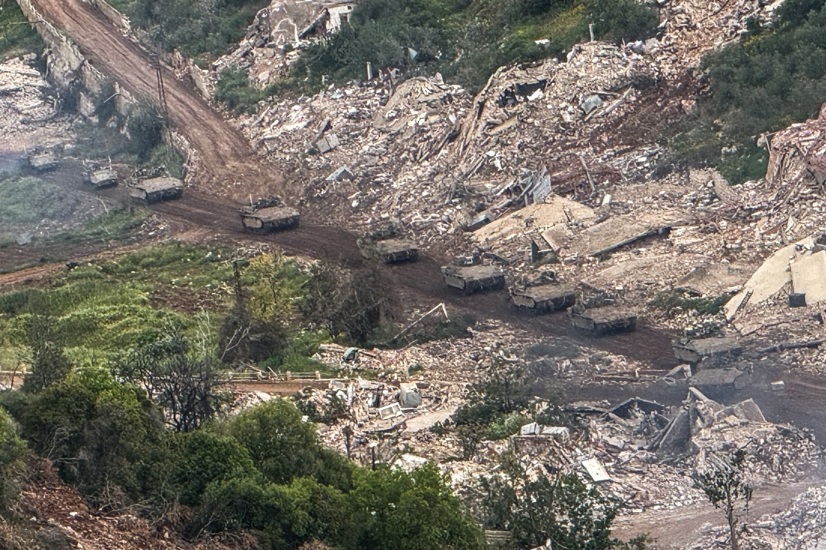 Israelische Militärfahrzeuge fahren auf einer libanesischen Straße in Richtung der israelisch-libanesischen Grenze am 4. Mai 2026. (Foto: REUTERS/Avi Ohayon)