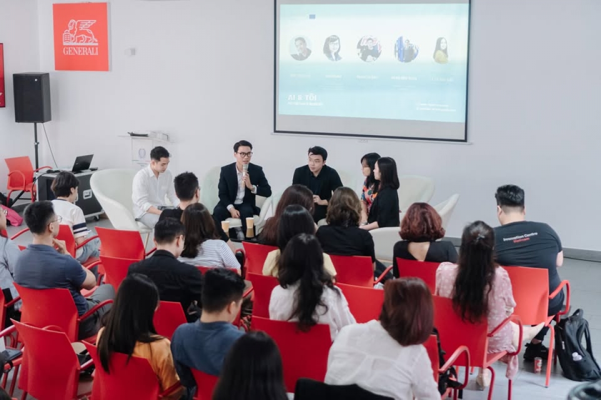 Anh Dương Minh Quang trao đổi với các bạn sinh viên. Ảnh: FBNV
