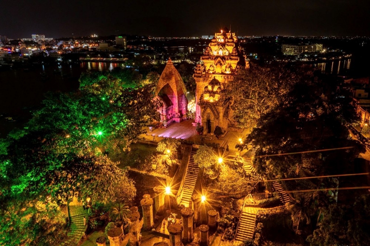 ポーナガル塔、夜景が幻想的に輝く（写真：baovanhoa.vn）
