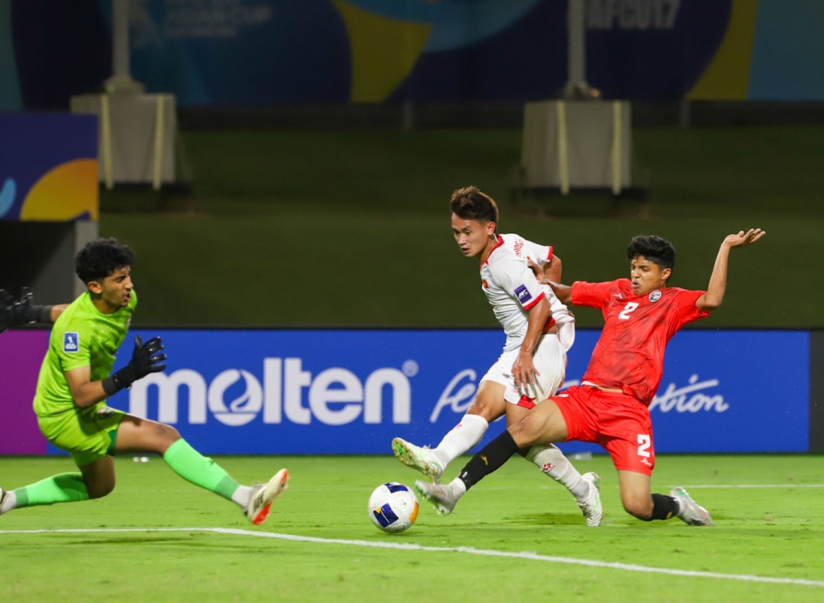 떠우 꽝 흥(Đậu Quang Hưng) 선수의 결승골에 힘입어 베트남 U-17 대표팀이 예멘을 상대로 1-0 승리를 거두었다. (사진: 베트남축구연맹)