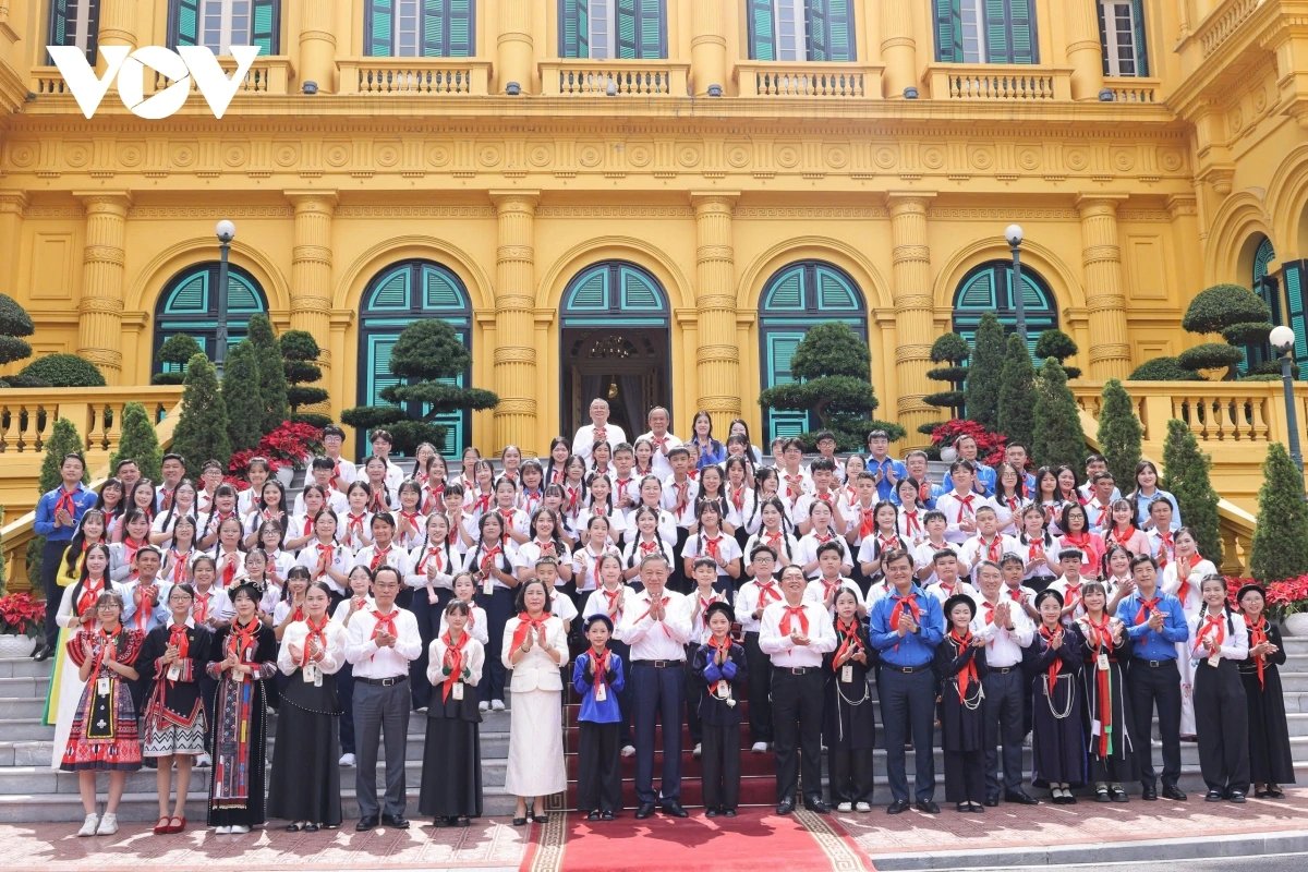 Tổng Bí thư, Chủ tịch nước Tô Lâm chụp ảnh kỷ niệm cùng đội viên Đội thiếu niên Tiền phong tiêu biểu.