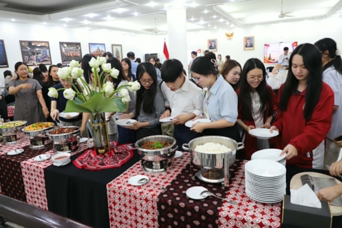 Para tamu menikmati kuliner Indonesia