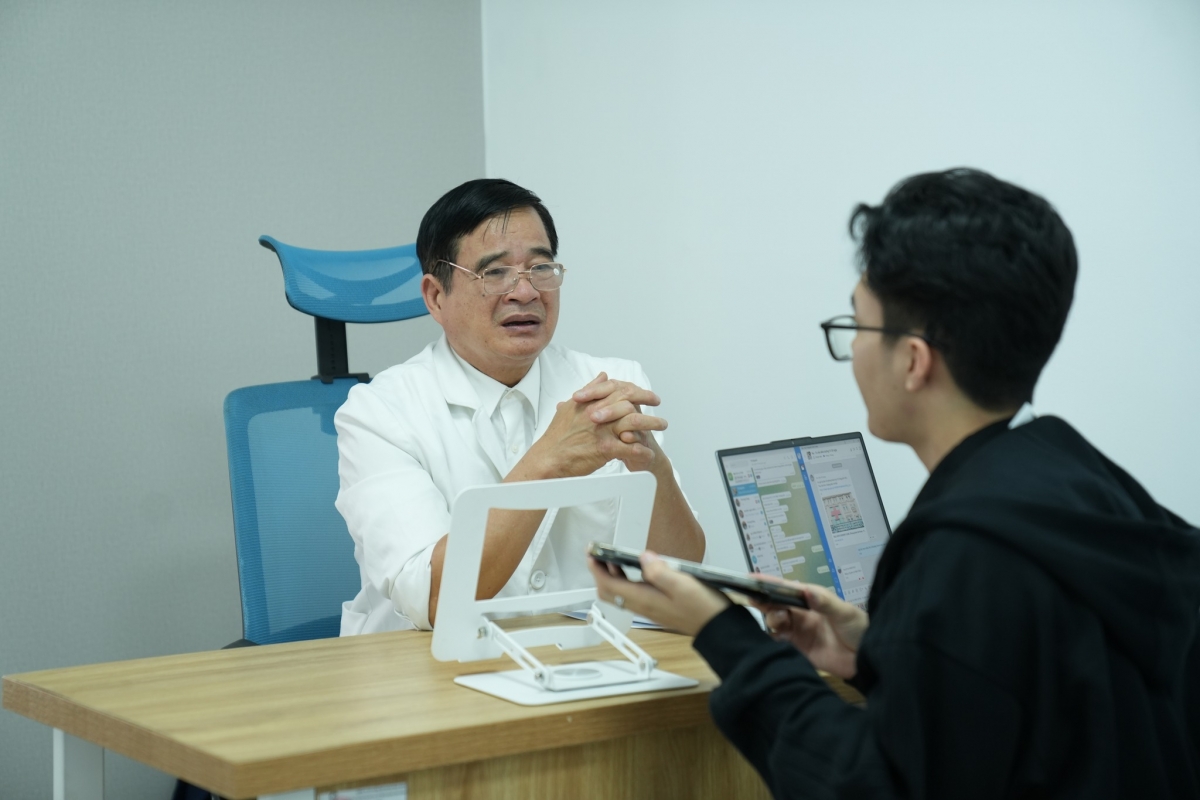 Bác sĩ Nguyễn Xuân Lượng, nguyên Trưởng khoa Dinh dưỡng Bệnh viện E, <br>
khám và tư vấn cho bệnh nhân. 