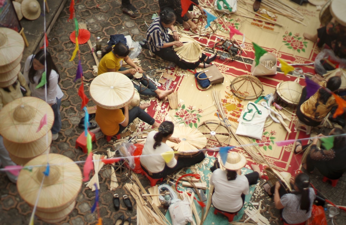 Un atelier de fabrication de chapeaux coniques animé par les artisanes du village de Tri Lê dans le cadre du projet TRILAF. Photo: @phapulis