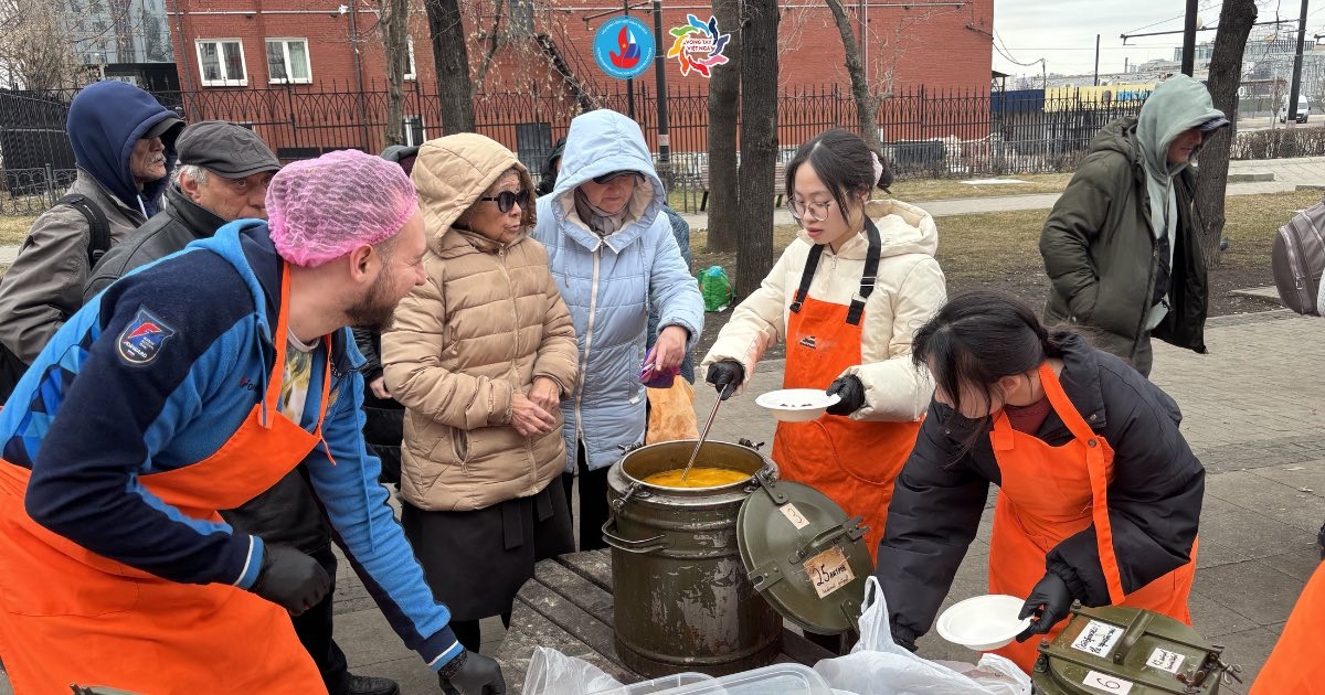 Раздача еды в РФ. Фото: Клуб "Вьетнамо-росссийские объятия"