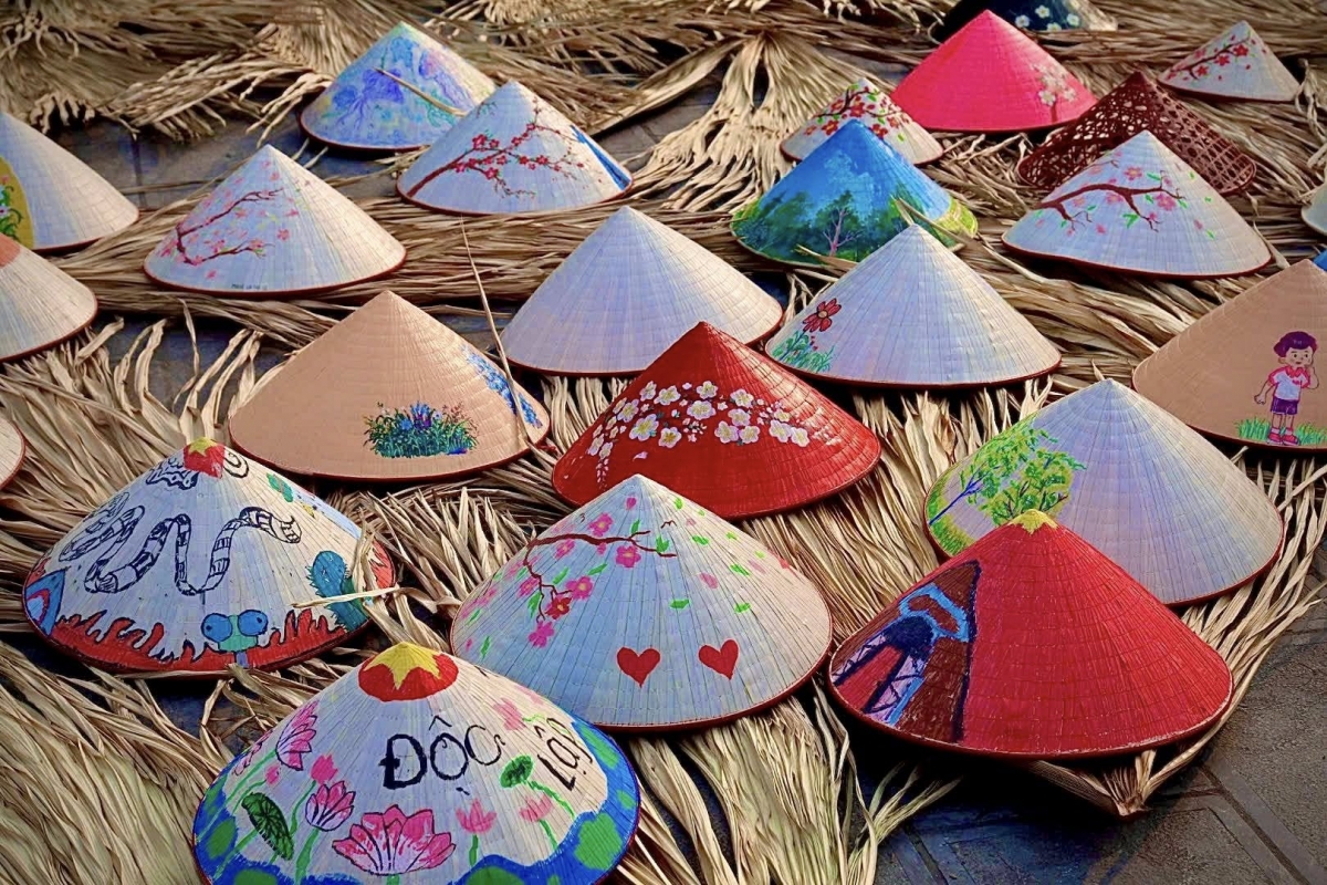 Les chapeaux coniques se parent d’une nouvelle apparence et de l’énergie créative des jeunes francophones pour devenir des objets d’artisanat modernes, dans un processus de création participatif réunissant artisans, jeunes et touristes. Photo: @phapulis