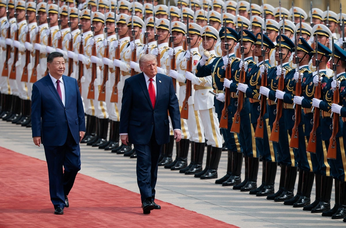 Tổng thống Mỹ Donald Trump duyệt đội danh dự trong lễ đón cùng Chủ tịch Trung Quốc Tập Cận Bình tại Đại lễ đường Nhân dân. Ảnh: REUTERS