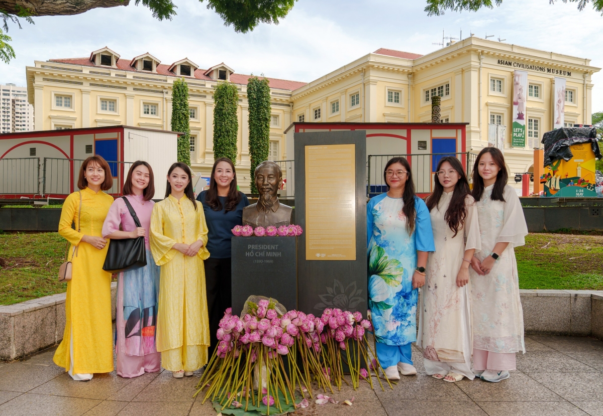 Những bông sen ngát hương kính dâng lên Người.