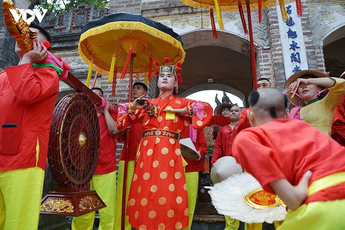 Trong đó, những nhân vật sắm vai Ông Hiệu (Hiệu cờ, Hiệu trống, Hiệu chiêng, Hiệu Trung quân, Hiệu Tiểu cổ), linh hồn của Hội Gióng đền Phù Đổng, luôn là tâm điểm chú ý với những tiêu chuẩn tuyển chọn khắt khe về nhân thân, kinh tế cùng chế độ nghiêm ngặt trước ngày hội.