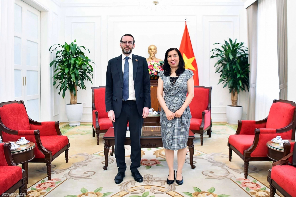 Thứ trưởng Ngoại giao Lê Thị Thu Hằng tiếp Đại sứ Liên hiệp Vương quốc Anh và Bắc Ireland tại Việt Nam Iain Frew. Ảnh: baoquocte.vn