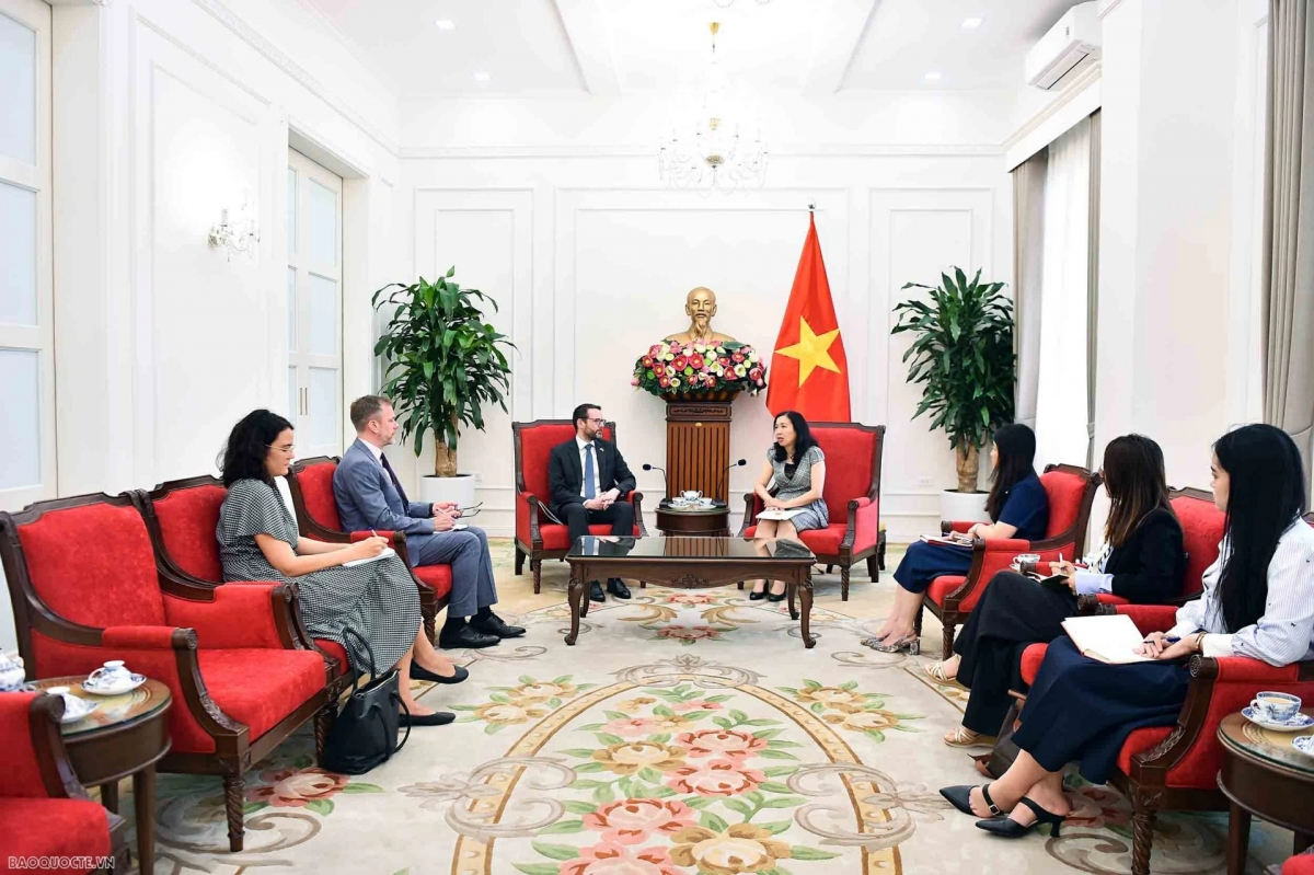 Deputy Foreign Minister Le Thi Thu Hang and UK Ambassador to Vietnam Iain Frew at a reception on May 6, 2026 in Hanoi (Photo: baoquocte.vn)