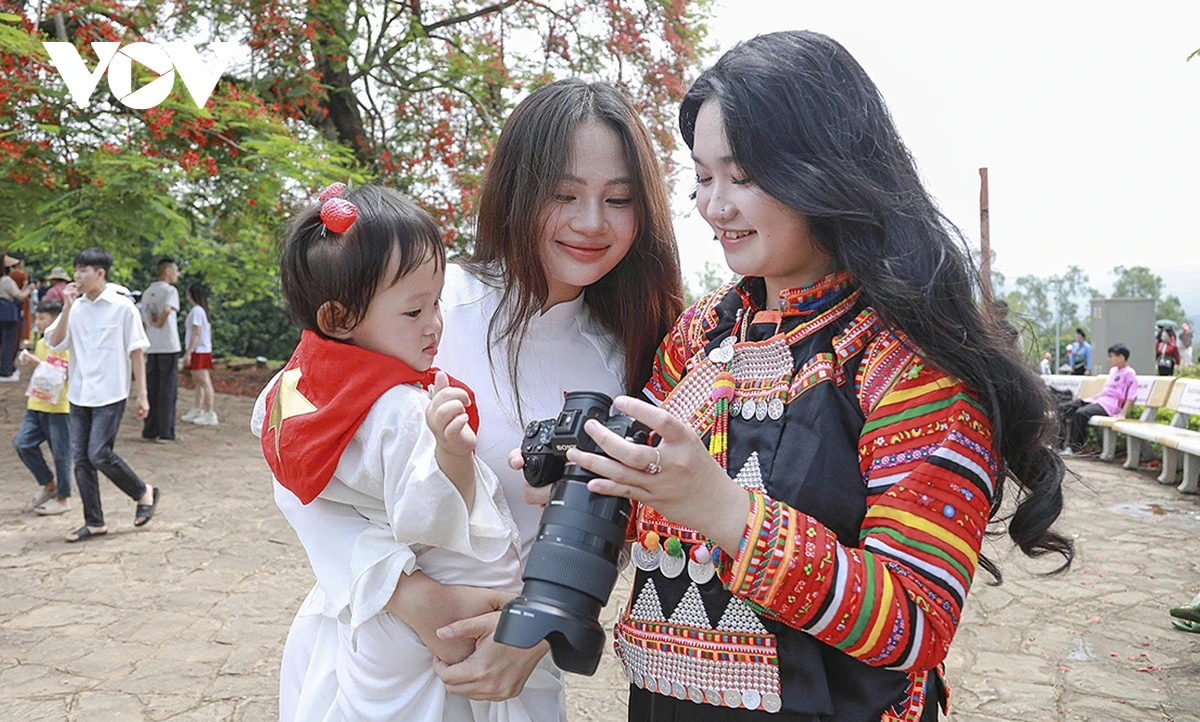Dịp này, chúng ta cũng dễ dàng bắt gặp hình ảnh những em nhỏ khoác lên mình cờ đỏ sao vàng chụp ảnh dưới tán phượng rực rỡ...