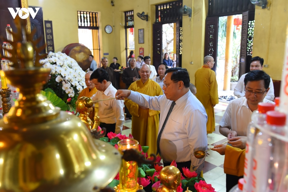 Thứ trưởng Bộ Dân tộc và Tôn giáo Nguyễn Hải Trung cùng các đại biểu thực hiện nghi lễ tắm Phật.