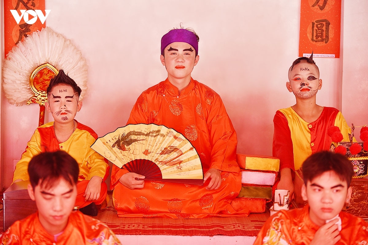 Việc tuyển chọn tùy theo vai vế trong cộng đồng và khả năng kinh tế mà chọn lựa. Người được chọn phải sinh hoạt kiêng cữ từ hàng tháng trước ngày Lễ hội.