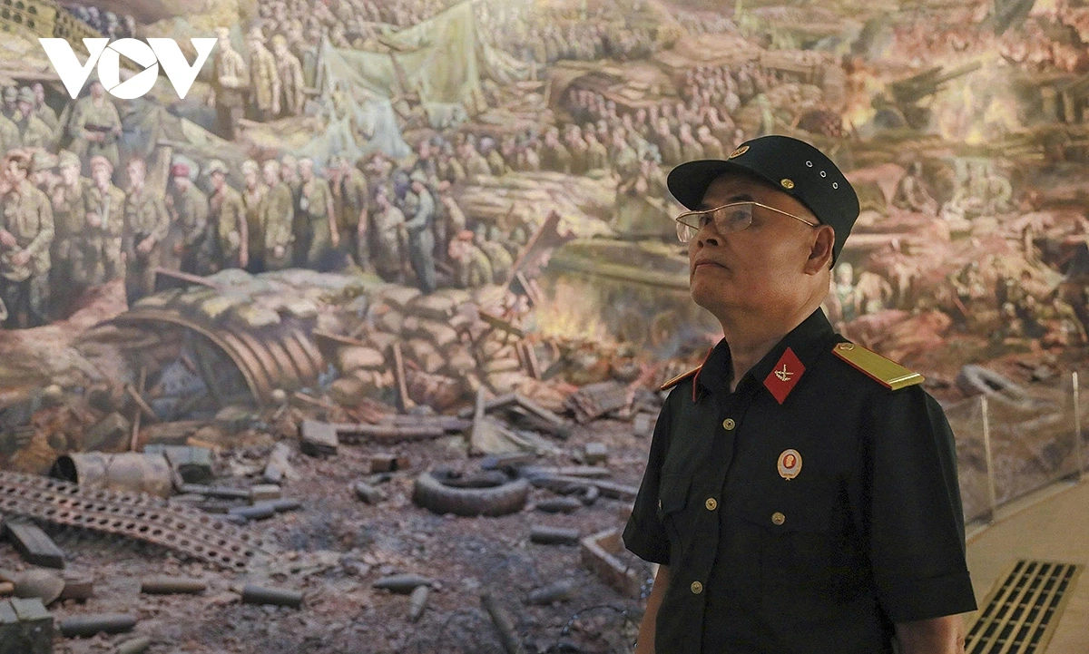 ...hay những cựu chiến binh lặng người trước các bức ảnh tư liệu cũ.
