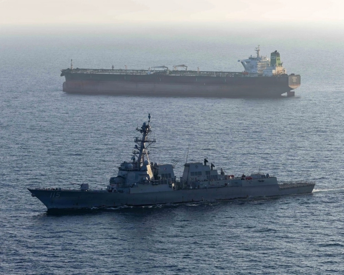 Le destroyer USS Rafael Peralta se trouve aux côtés d’un navire battant pavillon iranien, le 26 avril. Photo: US Navy
