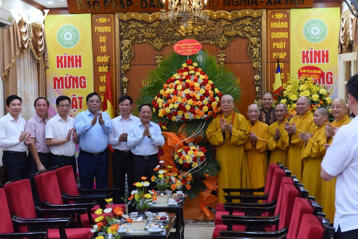 Trưởng Ban Tuyên giáo và Dân vận Trung ương Trịnh Văn Quyết gửi tặng lẵng hoa chúc mừng Giáo hội Phật giáo Việt Nam nhân ngày Phật Đản.