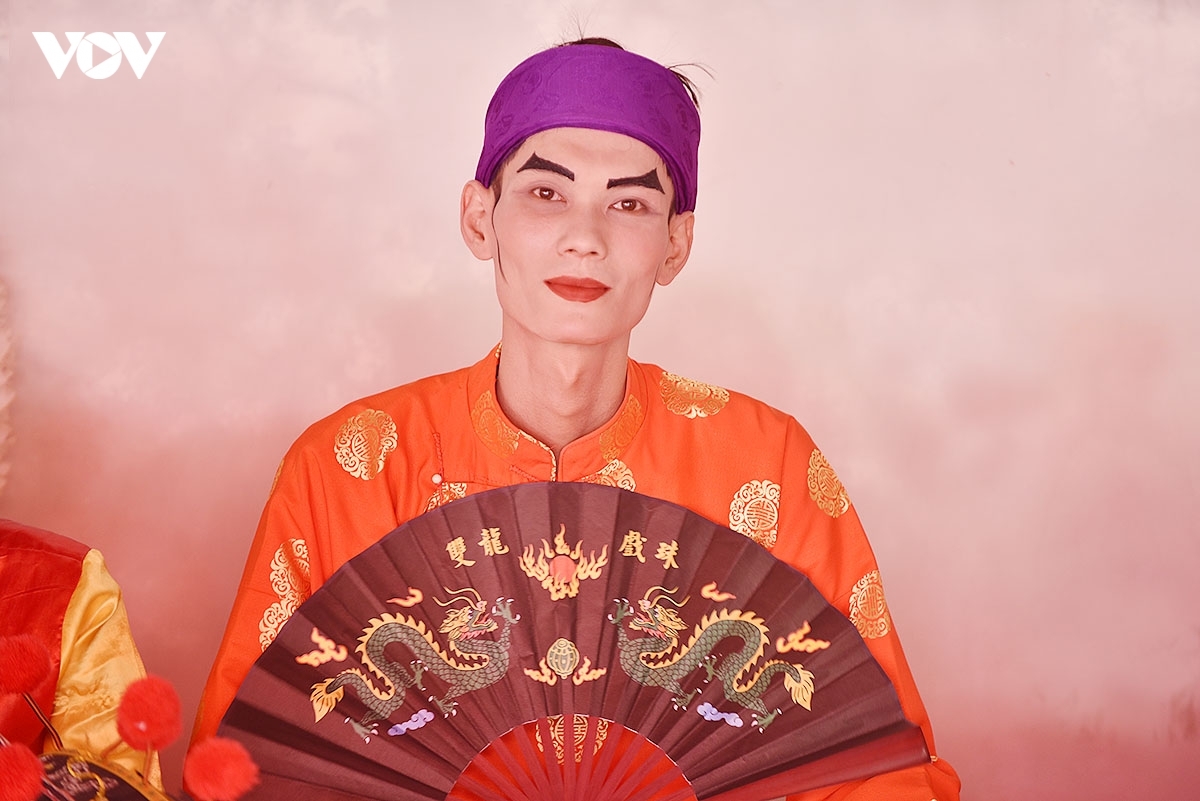 Người được giao trọng trách này phải tự chi tiền để mua sắm trang phục cho gia nhân, phải nuôi từ 24 - 30 gia nhân trong suốt 10 ngày từ trước khi diễn ra lễ hội cho đến khi kết thúc.