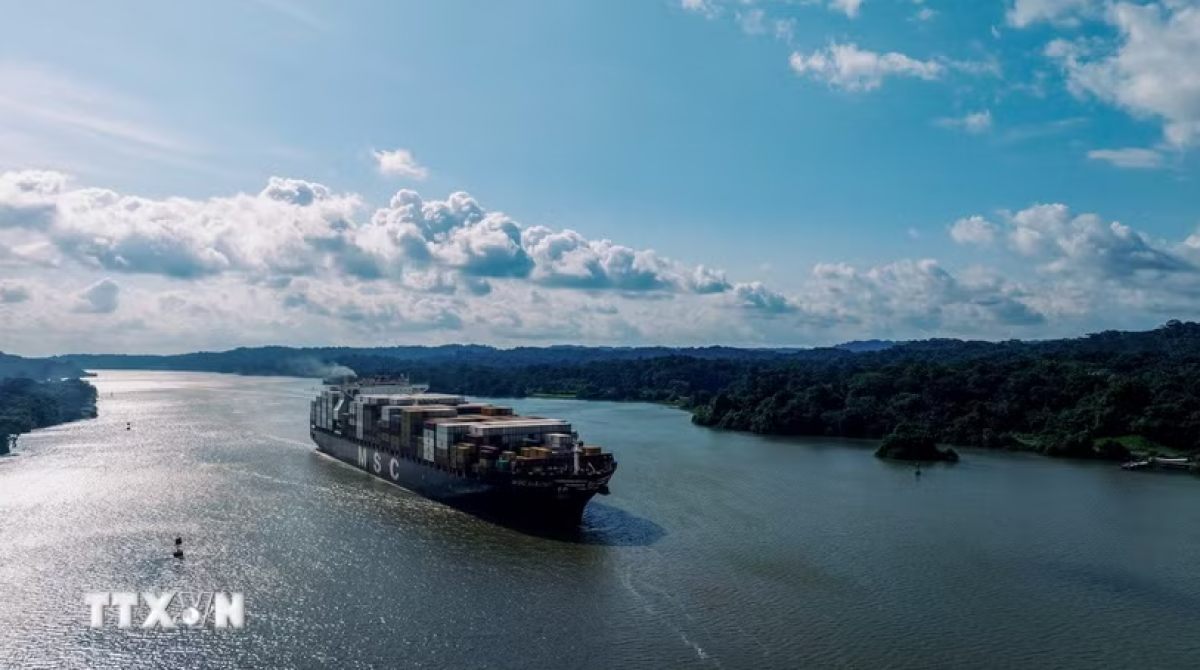 Un buque carguero transita por el Canal de Panamá. Foto: VNA