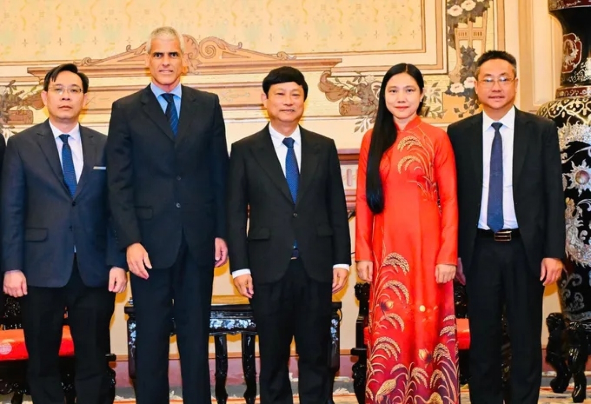 El presidente del Consejo Popular de Ciudad Ho Chi Minh, Vo Van Minh, y el cónsul general de Cuba en la ciudad, Mauricio Alejandro Martínez Duque, posan para una foto de recuerdo junto a los delegados participantes. Foto: sggp.org.vn