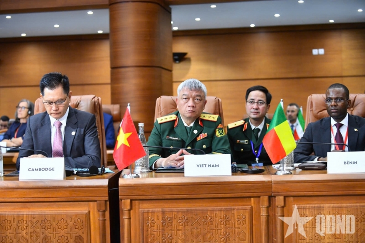 La délégation vietnamienne à la deuxième Conférence ministérielle sur le maintien de la paix en environnement francophone, à Rabat. Le chef du Département de maintien de la paix du Vietnam, Pham Manh Thang au second rang (centre). Photo: QĐND