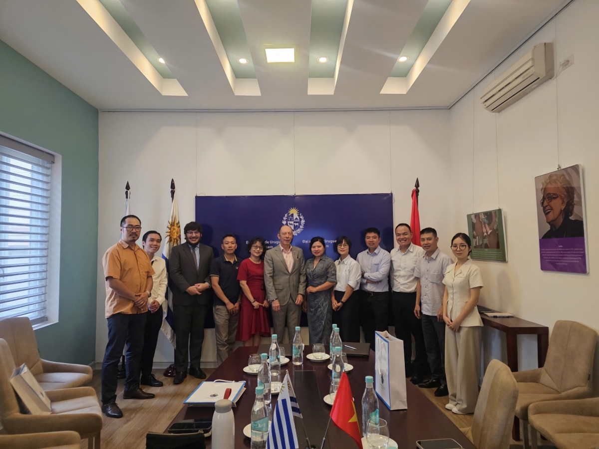 El embajador de Uruguay en Vietnam, Raúl Pollak Giampriet (centro), junto a representantes de agencias de viajes y medios de comunicación locales, el 12 de mayo de 2026. Foto: Embajada de Uruguay en Vietnam