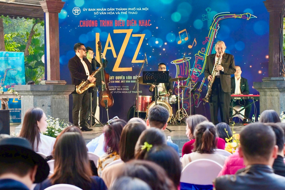 Musiker Quyen Van Minh und Binh-Minh-Jazzclub bei einer Aufführung am Wochenende in Hanoi. (Foto: Nhat Nam)