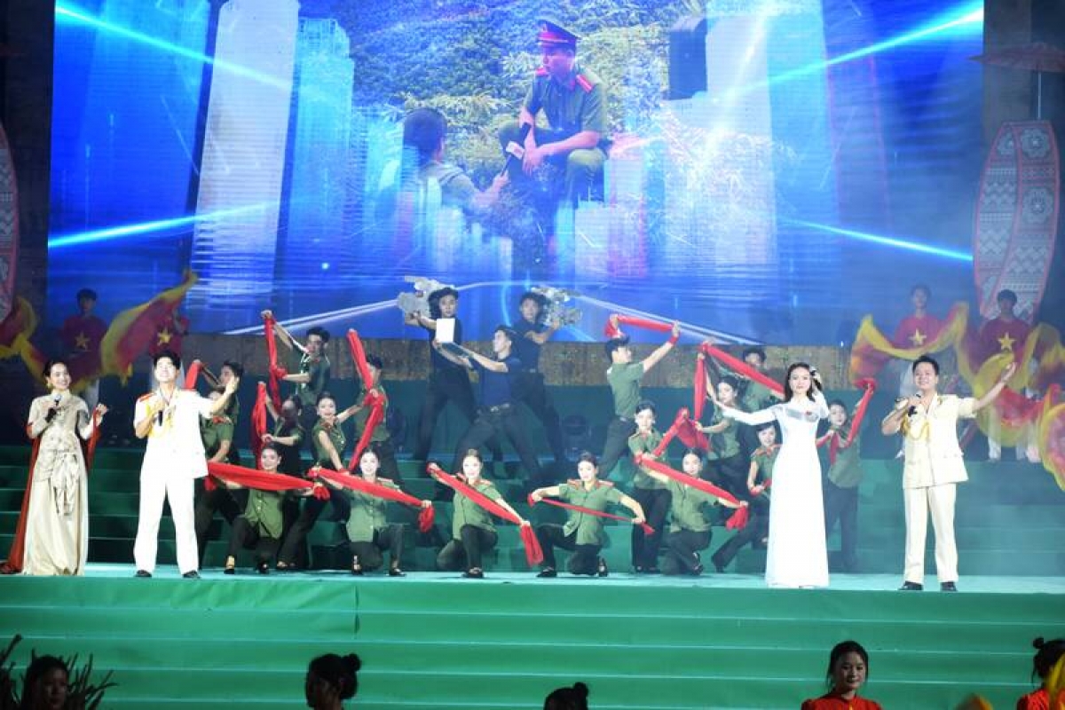 Das Kunstprogramm „Für den Frieden des Dorfes“ in Van Ho. (Foto: laodong.vn)
