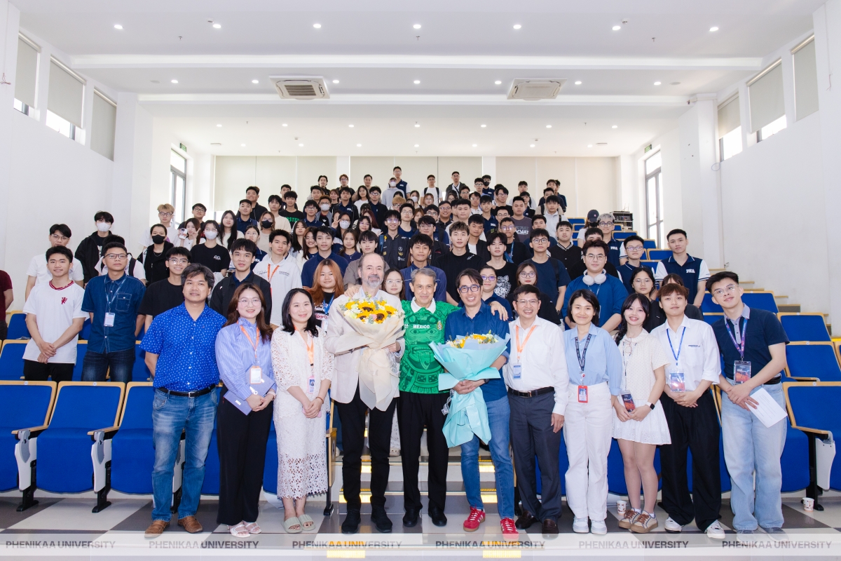 El encuentro del escritor Juan Villoro y el periodista Truong Anh Ngoc, en la Universidad Phenikaa, en Hanói, el 6 de mayo de 2026. Foto: Universidad Phenikaa
