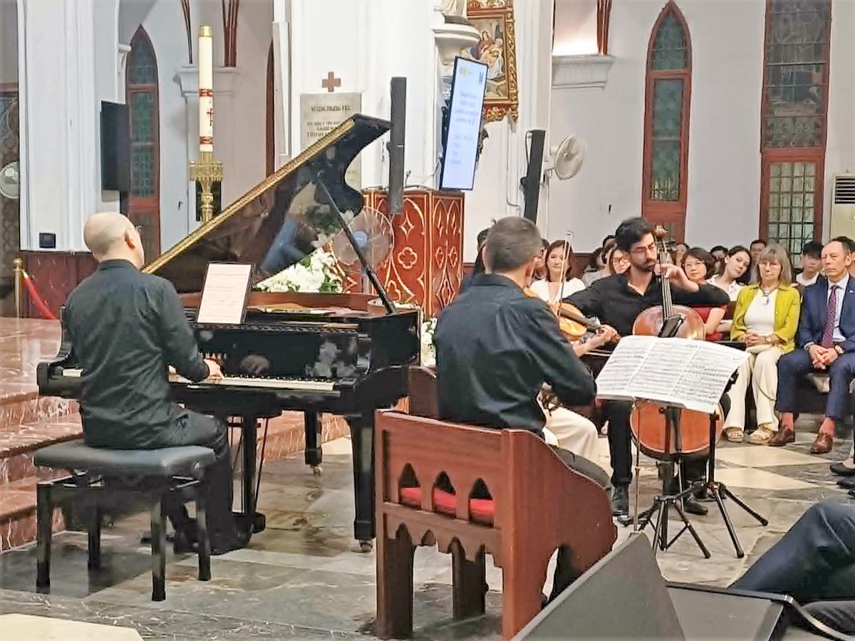 El Cuarteto Helmántica está integrado por Marc Oliú Nieto (violín), Claudia Do Minh Ramos (viola), Lorenzo Meseguer Luján (chelo) y Alberto Rosado Carabias (piano). Foto: Ngoc Minh/VOV