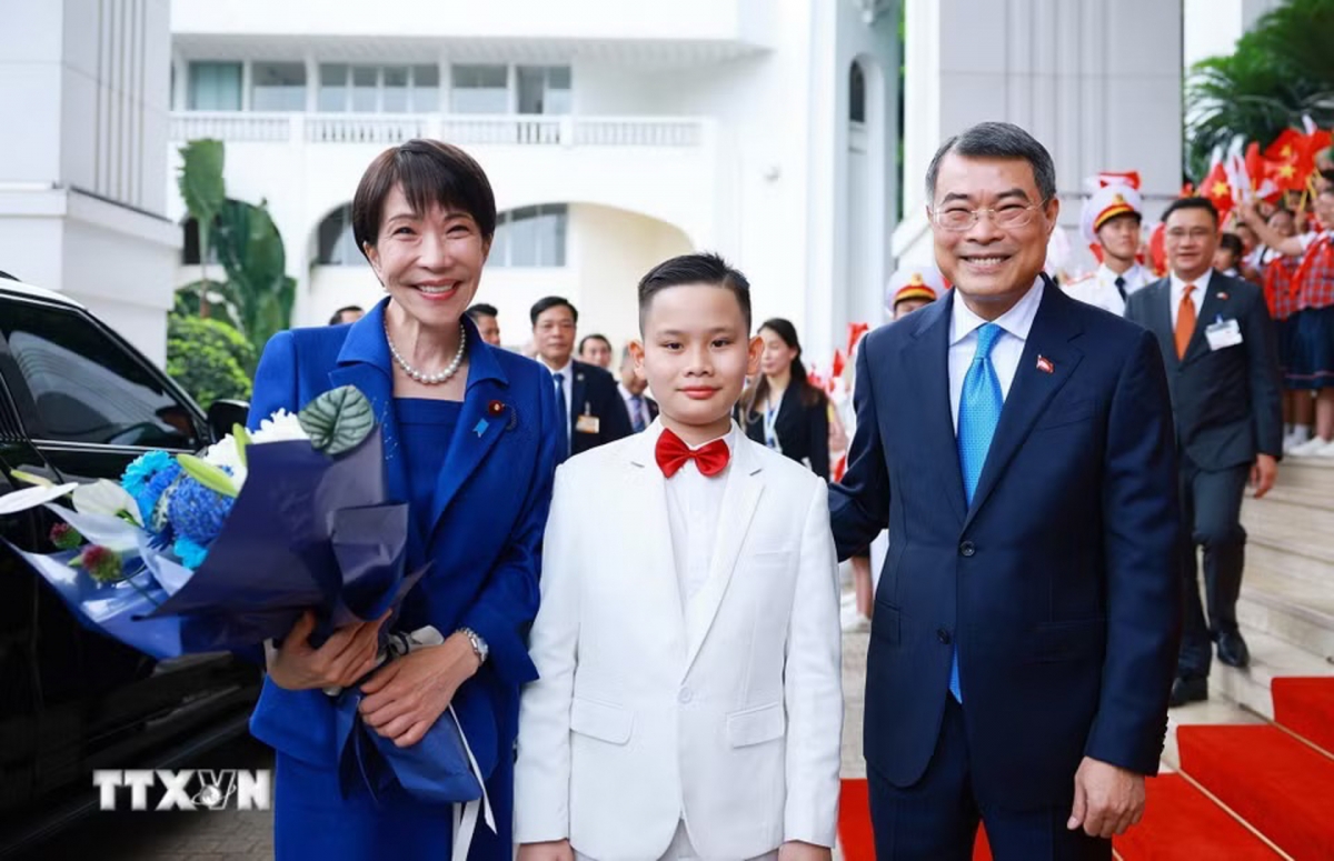 Bà Takaichi Sanae (sinh năm 1961) là Thủ tướng thứ 104 của Nhật Bản và là nữ Thủ tướng đầu tiên của đất nước "mặt trời mọc". Bà nhậm chức tháng 10/2025. Đây cũng là chuyến thăm Việt Nam đầu tiên của bà Takaichi Sanae trên cương vị người đứng đầu Chính phủ Nhật Bản. Ảnh: TTXVN
