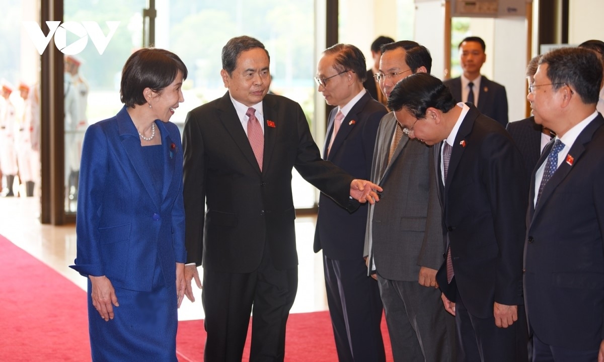 Chủ tịch Quốc hội Trần Thanh Mẫn giới thiệu với Thủ tướng Nhật Bản Takaichi Sanae các thành viên trong đoàn đại biểu Việt Nam.