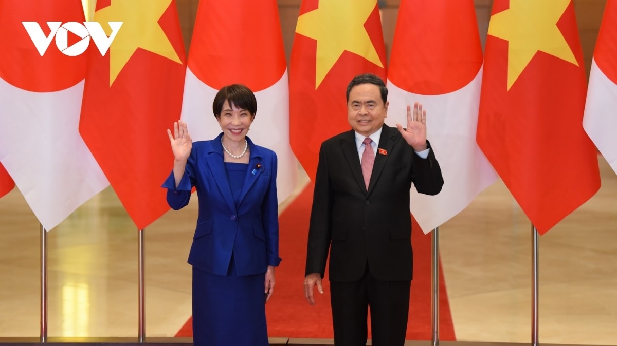 Chủ tịch Quốc hội Trần Thanh Mẫn và Thủ tướng Nhật Bản Takaichi Sanae chụp ảnh chung trước khi bước vào cuộc hội kiến.
