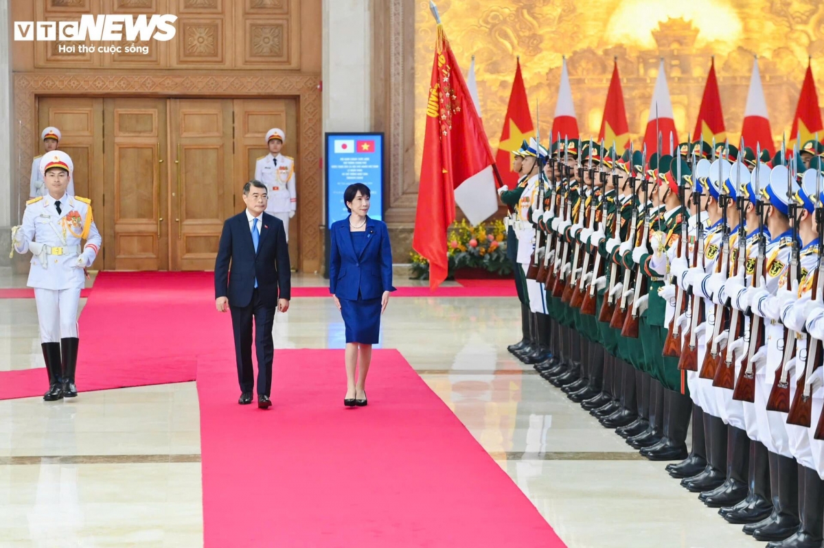 Thủ tướng Lê Minh Hưng và Thủ tướng Nhật Bản Takaichi Sanae duyệt Đội danh dự Quân đội nhân dân Việt Nam. Ảnh: Mạnh Quân