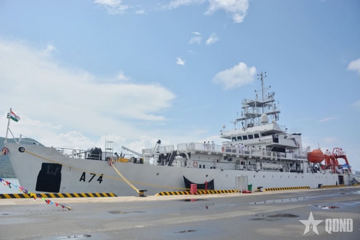 INS Sagardhwani ship docks at Cam Ranh International Port (Photo: Hong Pha)