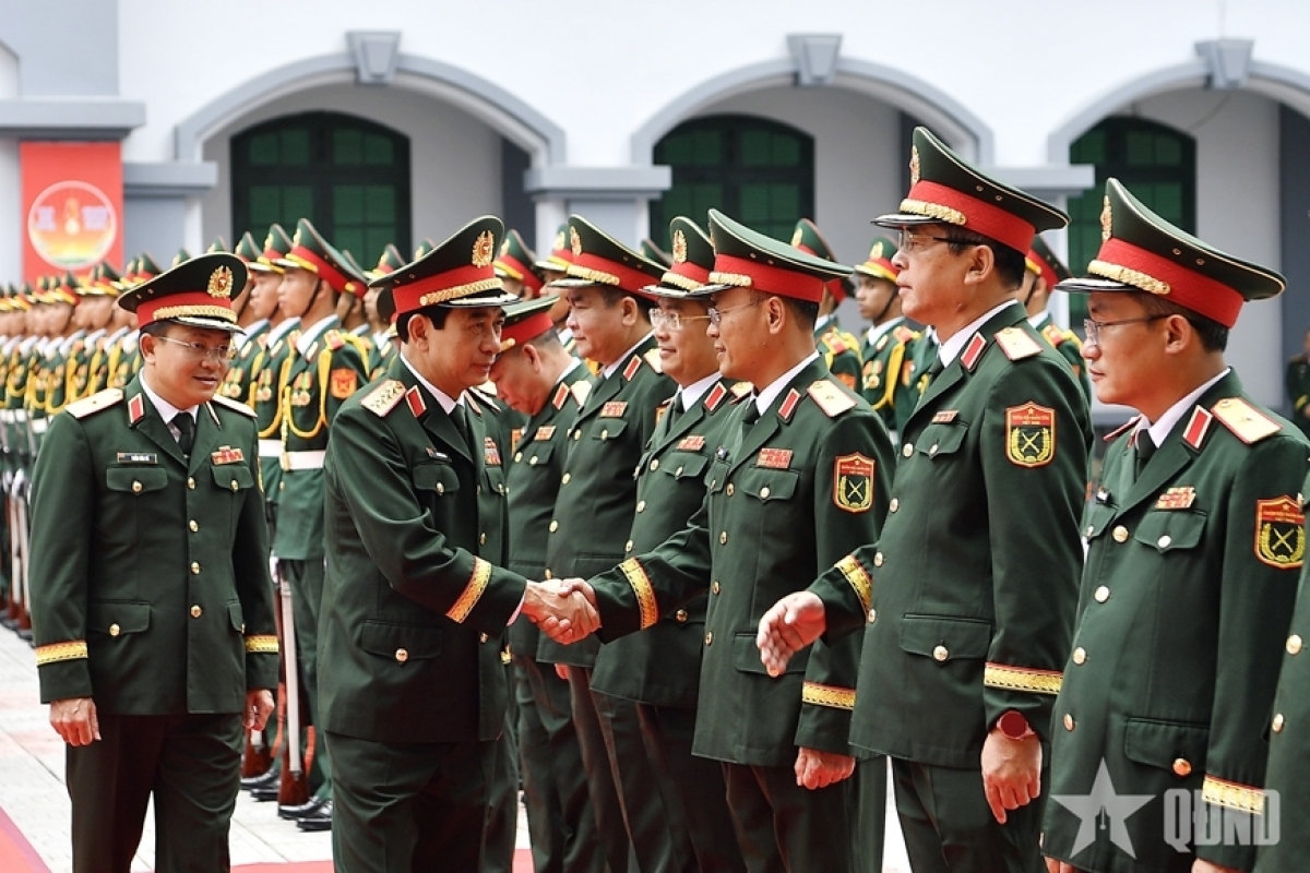 Lãnh đạo đơn vị đón Đại tướng Phan Văn Giang. - Ảnh: Báo QĐND