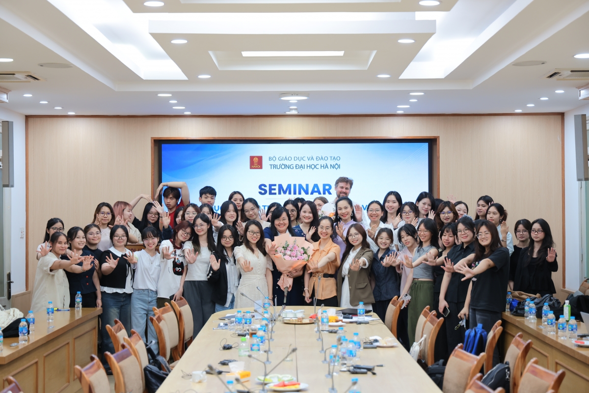 Des étudiants et des intervenants réunis à l'issue du séminaire. Photo: Université de Hanoi