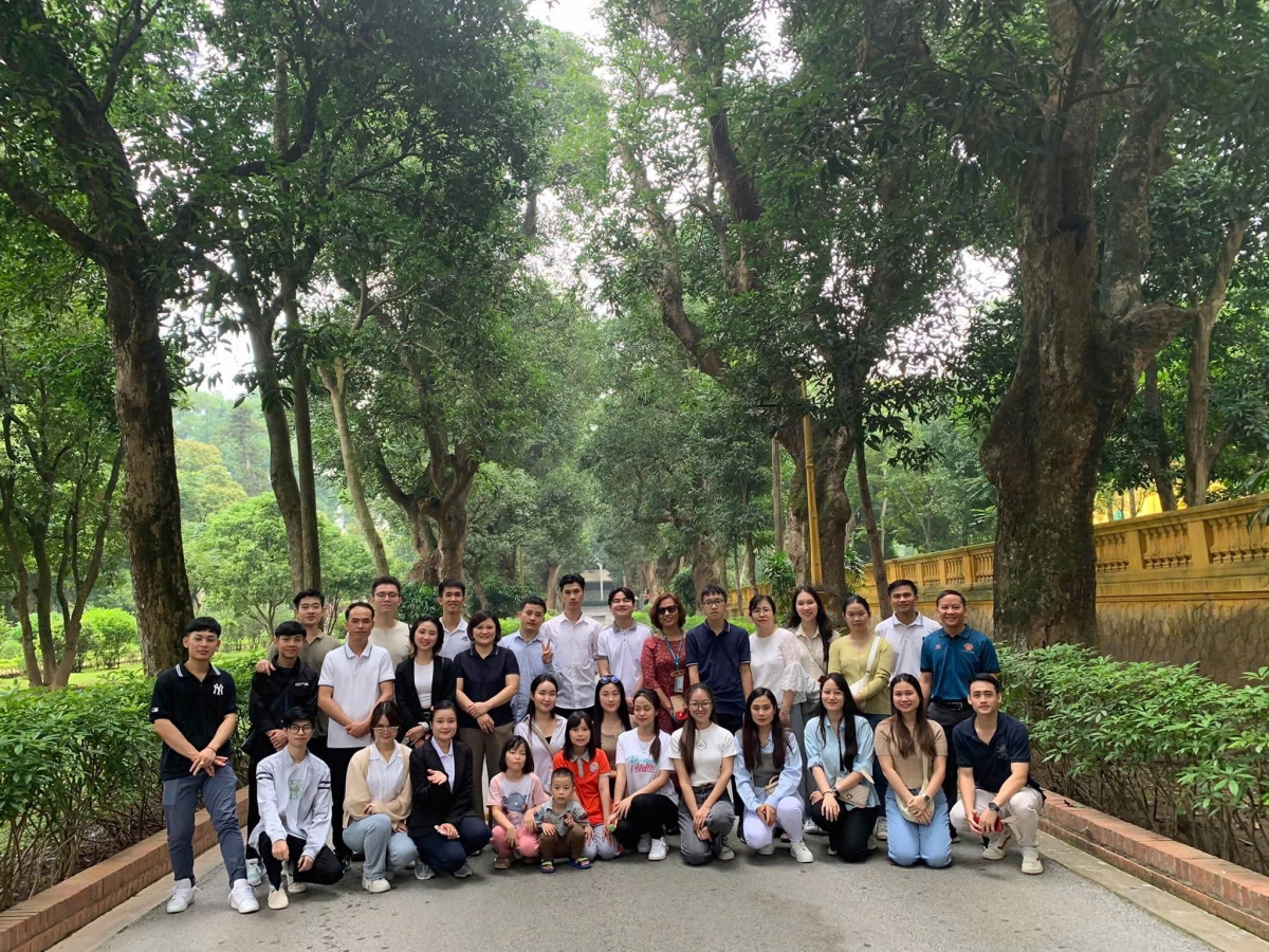 Khamping bersama siswa Laos di Akademi Diplomatik dalam kunjungan ke Situs Peringatan Ho Chi Minh di Hanoi