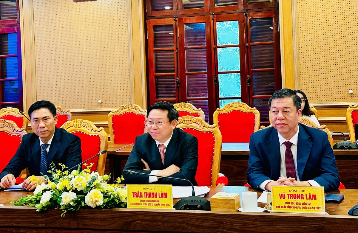Phó Trưởng ban Tuyên giáo và Dân vận Trung ương Trần Thanh Lâm (ở giữa) trao đổi với đoàn đại biểu Trung tâm Fidel Castro Ruz. - Ảnh: Lê Phương/VOV5
