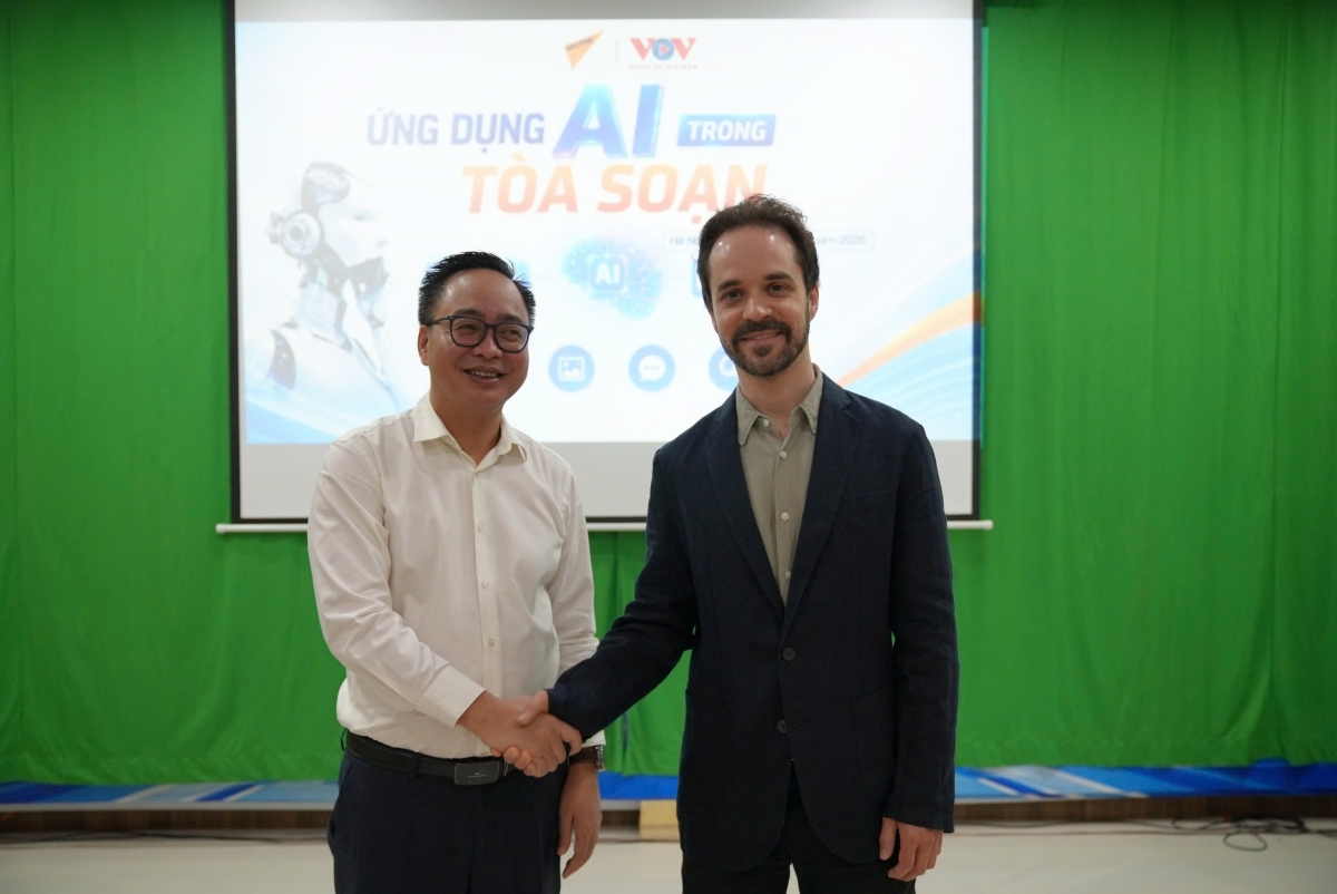 VOV Vice President Pham Manh Hung and Mikhail Konrad, Project Director and Advisor at Rossiya Segodnya Media Group of Sputnik News Agency and Radio (Photo: Kim Lieu)