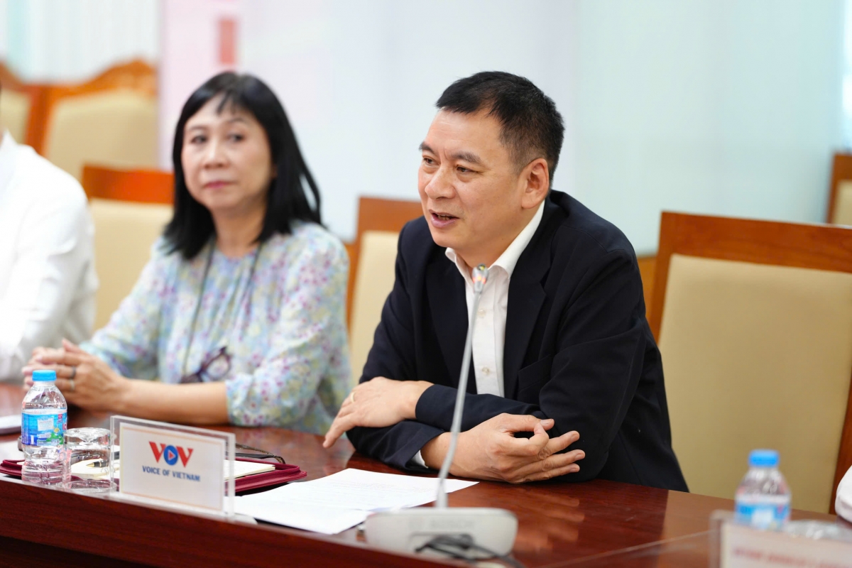 Trưởng ban Thư ký biên tập, Phó Chủ tịch thường trực Liên Chi hội Nhà báo Đài Tiếng nói Việt Nam (VOV) Đồng Mạnh Hùng phát biểu tại buổi làm việc. Ảnh Đinh Trung