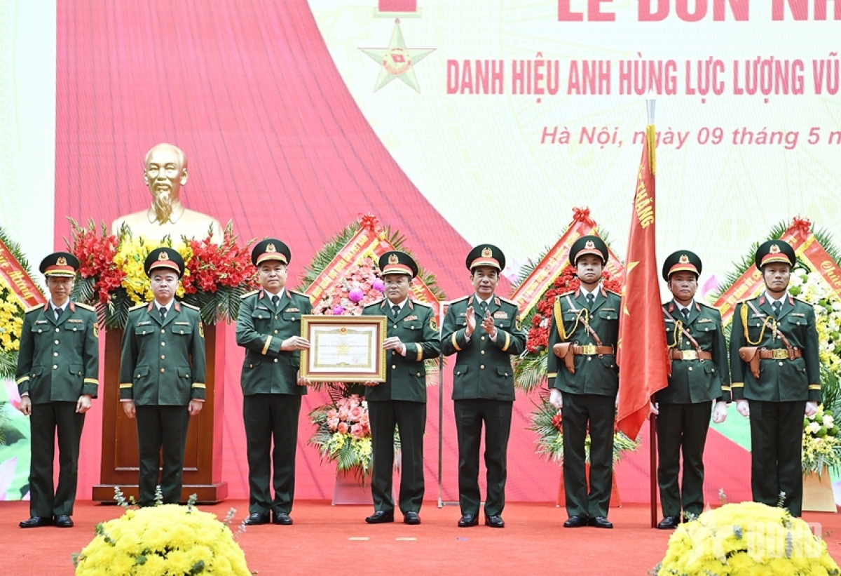 Đại tướng Phan Văn Giang trao Danh hiệu Anh hùng lực lượng vũ trang nhân dân tặng Cục 16. - Ảnh: Báo Quân đội nhân dân
