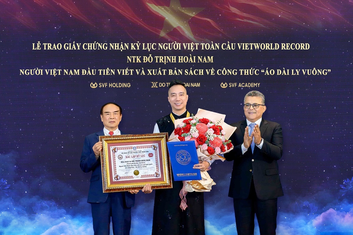 NTK Đỗ Trịnh Hoài Nam đón nhận Kỷ lục Toàn cầu cho công trình “Công Thức Áo Dài Ly Vuông”.